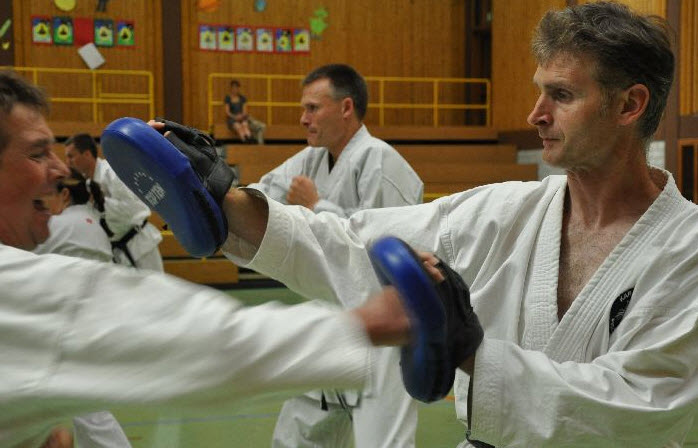 Hartes schlagen auf Schlagpratze Karate